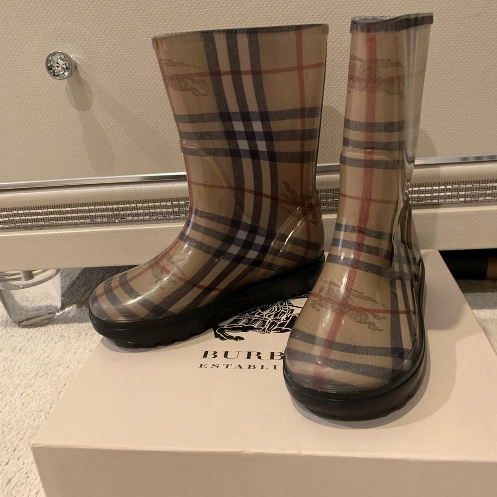Burberry Rain boot for little girl like new.